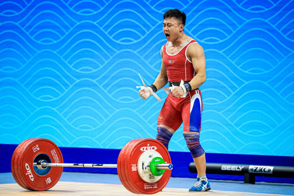 举重世锦赛：朝鲜选手朴明近破男子65公斤级世界纪录