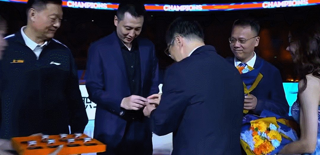 1792149970189051864.gif 1.gif